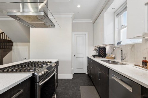 1336 23 Avenue E, Vancouver, BC - Indoor Photo Showing Kitchen With Double Sink