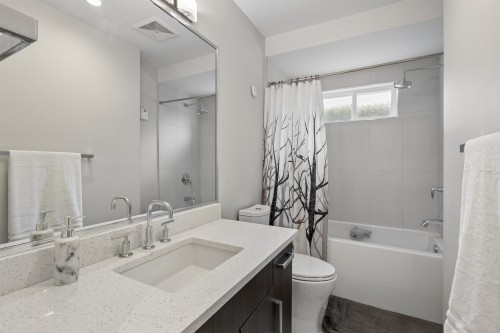 1336 23 Avenue E, Vancouver, BC - Indoor Photo Showing Bathroom