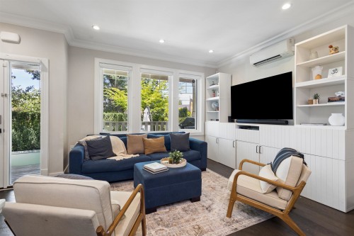 1336 23 Avenue E, Vancouver, BC - Indoor Photo Showing Living Room