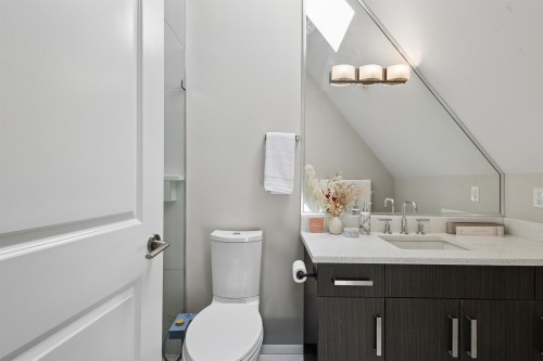 1336 23 Avenue E, Vancouver, BC - Indoor Photo Showing Bathroom