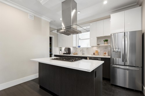 1336 23 Avenue E, Vancouver, BC - Indoor Photo Showing Kitchen With Upgraded Kitchen