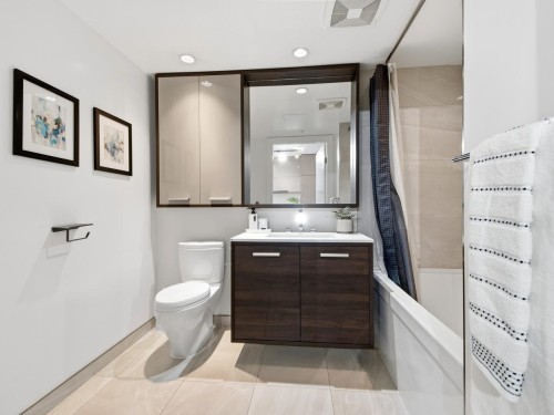 2378 Alpha, Burnaby, BC - Indoor Photo Showing Bathroom