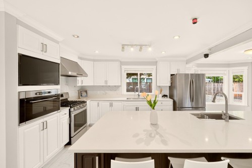 5211 Sapphire Place, Richmond, BC - Indoor Photo Showing Kitchen With Upgraded Kitchen