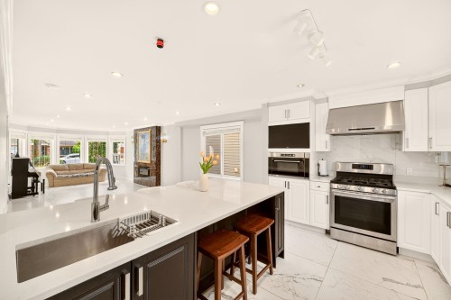 5211 Sapphire Place, Richmond, BC - Indoor Photo Showing Kitchen With Double Sink With Upgraded Kitchen