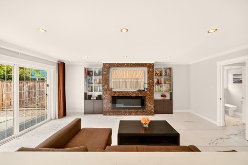 5211 Sapphire Place, Richmond, BC - Indoor Photo Showing Living Room With Fireplace