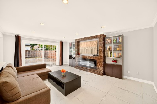 5211 Sapphire Place, Richmond, BC - Indoor Photo Showing Living Room With Fireplace