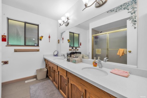 415 Goyer Court, Coquitlam, BC - Indoor Photo Showing Bathroom