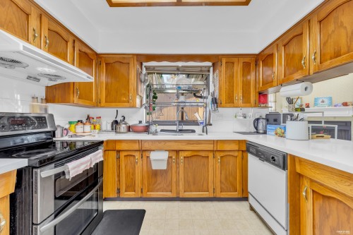 415 Goyer Court, Coquitlam, BC - Indoor Photo Showing Kitchen