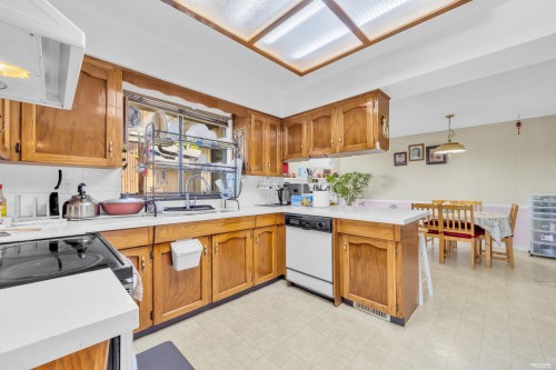 415 Goyer Court, Coquitlam, BC - Indoor Photo Showing Kitchen