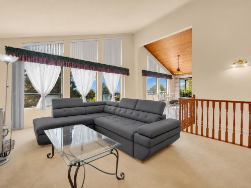 415 Goyer Court, Coquitlam, BC - Indoor Photo Showing Living Room