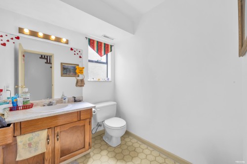 415 Goyer Court, Coquitlam, BC - Indoor Photo Showing Bathroom