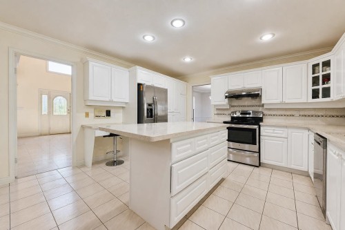 8511 Littlemore Place, Richmond, BC - Indoor Photo Showing Kitchen With Upgraded Kitchen