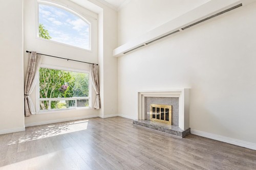 8511 Littlemore Place, Richmond, BC - Indoor Photo Showing Living Room With Fireplace