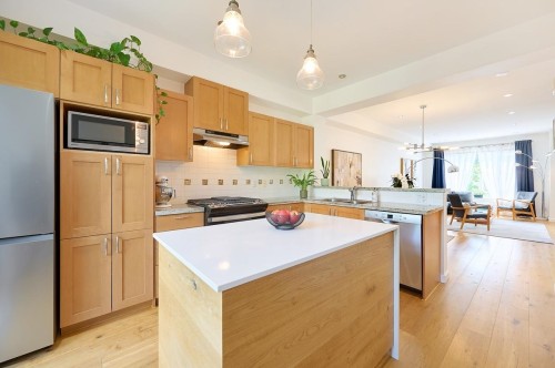 121-3105 Dayanee Springs Boulevard, Coquitlam, BC - Indoor Photo Showing Kitchen With Double Sink