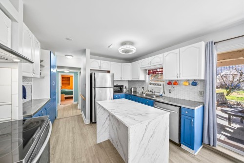 21796 Howison Avenue, Maple Ridge, BC - Indoor Photo Showing Kitchen With Double Sink