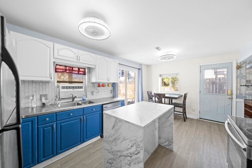 21796 Howison Avenue, Maple Ridge, BC - Indoor Photo Showing Kitchen With Double Sink