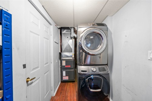 21796 Howison Avenue, Maple Ridge, BC - Indoor Photo Showing Laundry Room