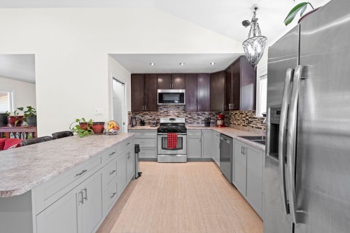 21796 Howison Avenue, Maple Ridge, BC - Indoor Photo Showing Kitchen With Double Sink With Upgraded Kitchen