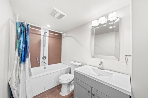 21796 Howison Avenue, Maple Ridge, BC - Indoor Photo Showing Bathroom