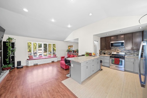 21796 Howison Avenue, Maple Ridge, BC - Indoor Photo Showing Kitchen With Upgraded Kitchen