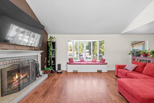 21796 Howison Avenue, Maple Ridge, BC - Indoor Photo Showing Living Room With Fireplace