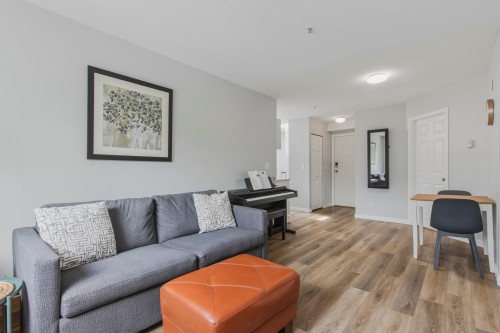 C308-40140 Willow Crescent, Squamish, BC - Indoor Photo Showing Living Room