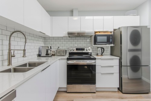 C308-40140 Willow Crescent, Squamish, BC - Indoor Photo Showing Kitchen With Double Sink With Upgraded Kitchen
