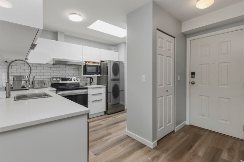 C308-40140 Willow Crescent, Squamish, BC - Indoor Photo Showing Kitchen With Double Sink With Upgraded Kitchen