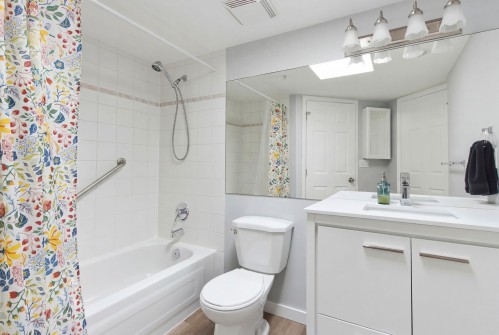 C308-40140 Willow Crescent, Squamish, BC - Indoor Photo Showing Bathroom