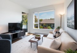 402-1061 Marine Drive  North Vancouver, BC V7P 1S6