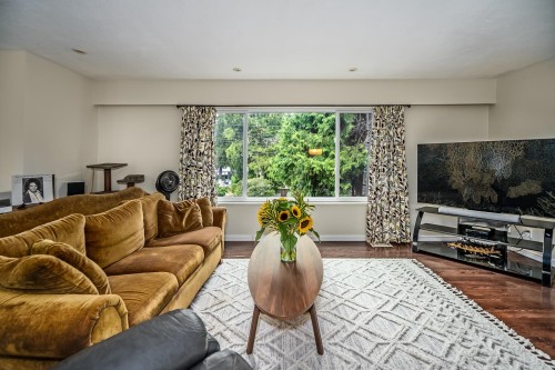 4998 8A Avenue, Delta, BC - Indoor Photo Showing Living Room