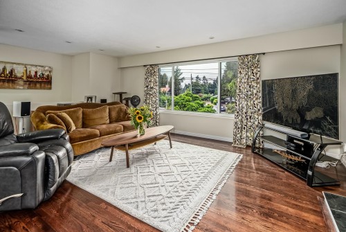 4998 8A Avenue, Delta, BC - Indoor Photo Showing Living Room