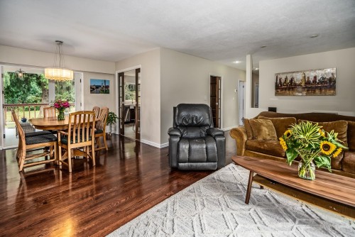 4998 8A Avenue, Delta, BC - Indoor Photo Showing Living Room