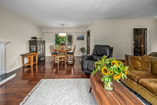 4998 8A Avenue, Delta, BC - Indoor Photo Showing Living Room