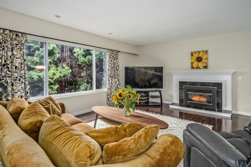4998 8A Avenue, Delta, BC - Indoor Photo Showing Living Room With Fireplace