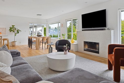 8647 10Th Avenue, Burnaby, BC - Indoor Photo Showing Living Room With Fireplace