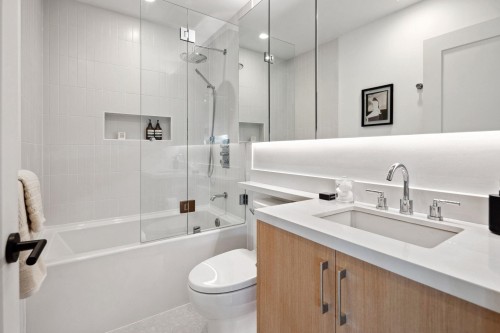 8647 10Th Avenue, Burnaby, BC - Indoor Photo Showing Bathroom