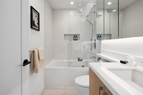 8647 10Th Avenue, Burnaby, BC - Indoor Photo Showing Bathroom