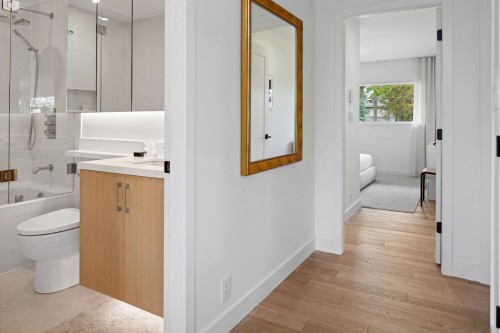 8647 10Th Avenue, Burnaby, BC - Indoor Photo Showing Bathroom