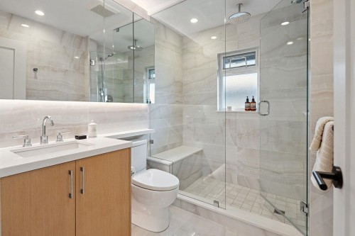 8647 10Th Avenue, Burnaby, BC - Indoor Photo Showing Bathroom