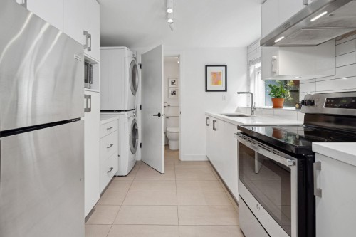 8647 10Th Avenue, Burnaby, BC - Indoor Photo Showing Kitchen