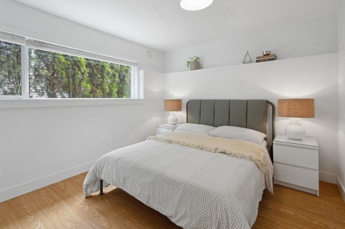8647 10Th Avenue, Burnaby, BC - Indoor Photo Showing Bedroom