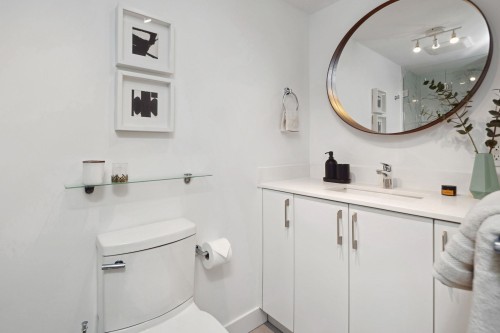 8647 10Th Avenue, Burnaby, BC - Indoor Photo Showing Bathroom