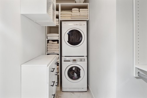 8647 10Th Avenue, Burnaby, BC - Indoor Photo Showing Laundry Room