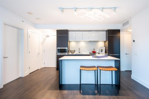 622-5233 Gilbert Road, Richmond, BC - Indoor Photo Showing Kitchen