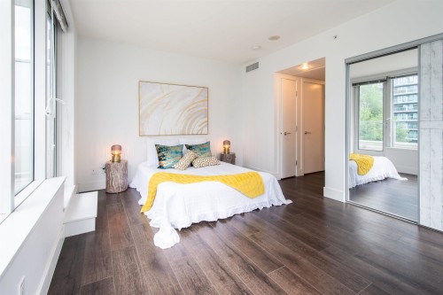 622-5233 Gilbert Road, Richmond, BC - Indoor Photo Showing Bedroom