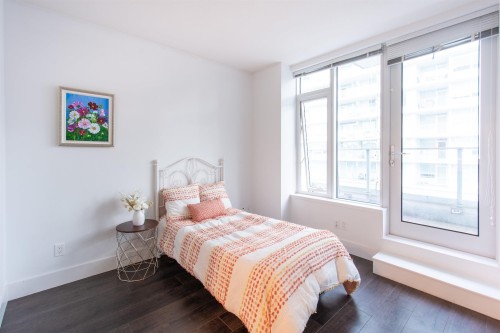 622-5233 Gilbert Road, Richmond, BC - Indoor Photo Showing Bedroom