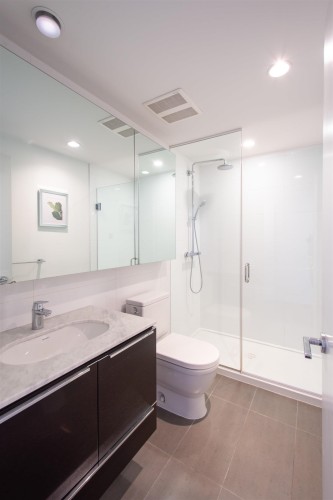 622-5233 Gilbert Road, Richmond, BC - Indoor Photo Showing Bathroom