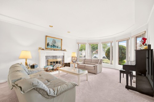 9280 Dayton Avenue, Richmond, BC - Indoor Photo Showing Living Room With Fireplace