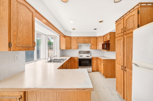 9280 Dayton Avenue, Richmond, BC - Indoor Photo Showing Kitchen With Double Sink